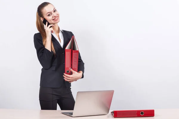 Chica gerente con carpetas hablando por teléfono — Foto de Stock