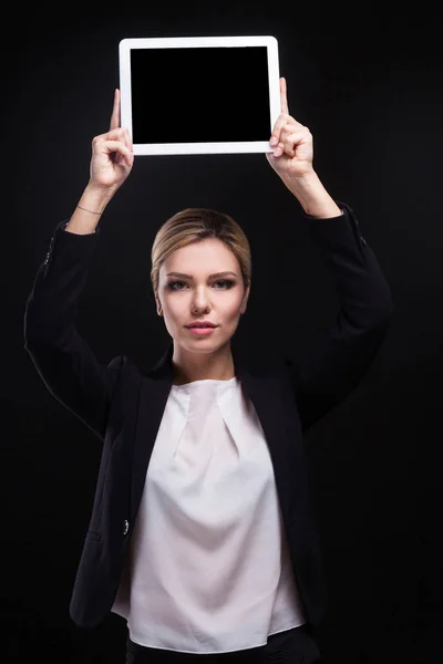 Jovem empresária segurando tablet — Fotografia de Stock