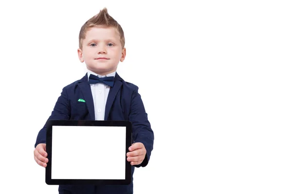 Menino da escola de terno com tablet — Fotografia de Stock