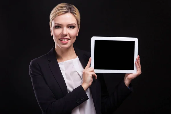 Joven empresaria sosteniendo tableta — Foto de Stock