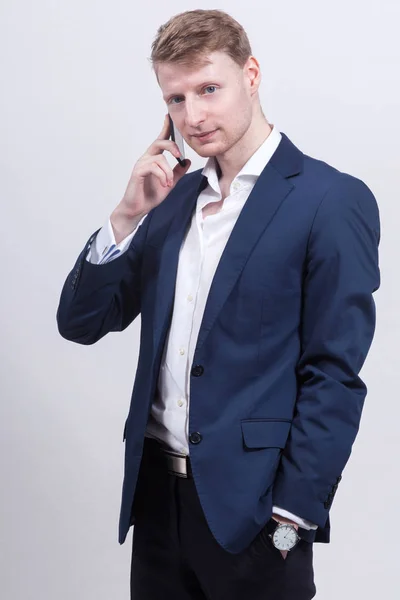 Молодий бізнесмен розмовляє по телефону — стокове фото