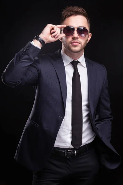 Νεαρός επιχειρηματίας αυτοπεποίθηση σε γυαλιά ηλίου — Φωτογραφία Αρχείου