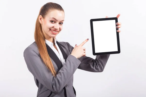 Junge Geschäftsfrau mit leerem Bildschirm-Tablet — Stockfoto