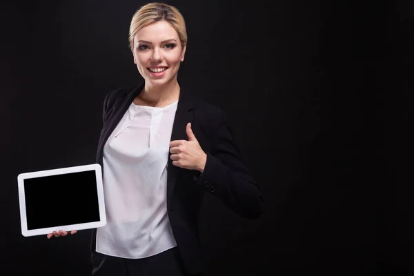 Jovem empresária segurando tablet — Fotografia de Stock