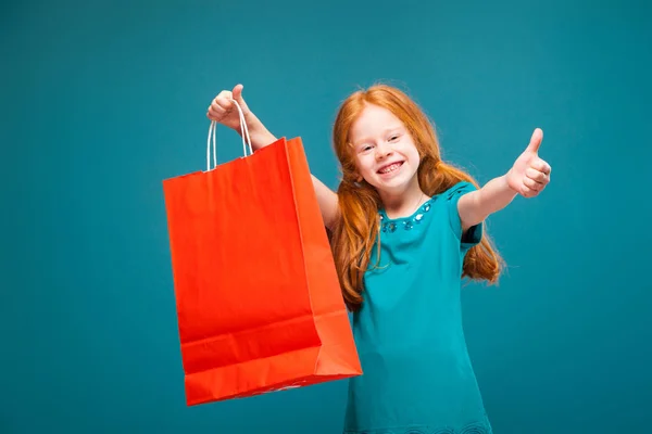 귀여운 빨강 머리 여자 쇼핑 가방 — 스톡 사진