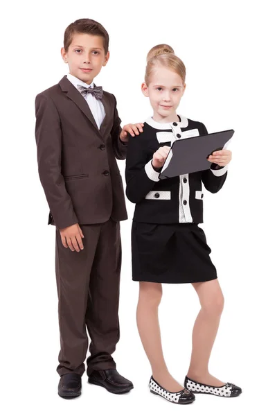 Niños de la escuela en trajes con tablet — Foto de Stock