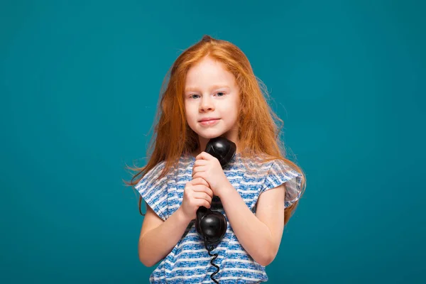 電話の受話器を持つかわいい赤毛の女の子 — ストック写真