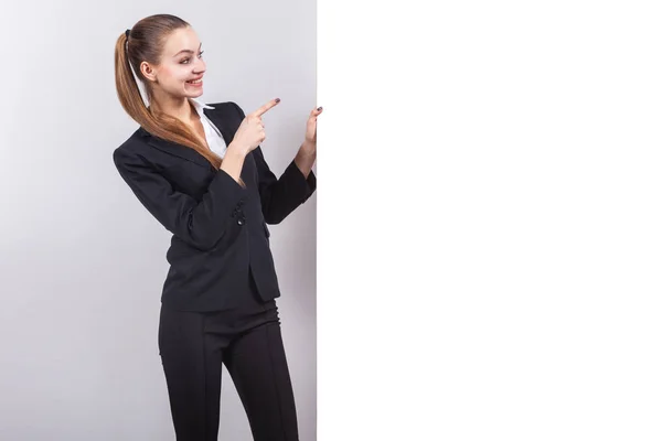 Jonge zakenvrouw naast een whiteboard — Stockfoto