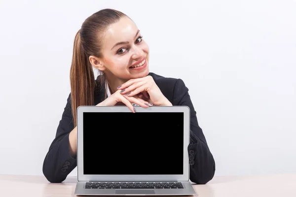 Femme d'affaires avec un ordinateur portable dans le bureau — Photo