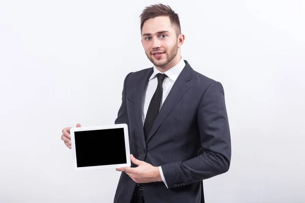 Jeune homme d'affaires avec tablette dans les mains — Photo