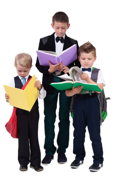 シニア男子学生と本と 2 人の子供 — ストック写真
