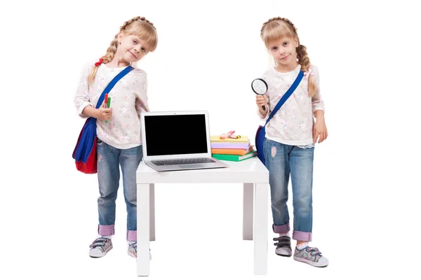 Fetele gemene cu cărți și laptop — Fotografie, imagine de stoc