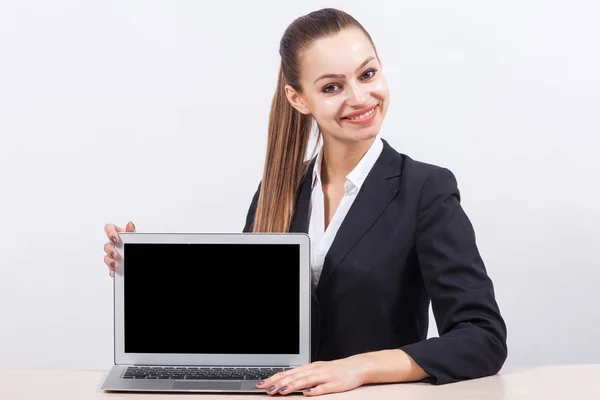 Femme d'affaires avec un ordinateur portable dans le bureau — Photo