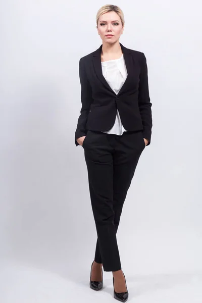 Business κυρία σε μαύρο κομψό κοστούμι — Φωτογραφία Αρχείου