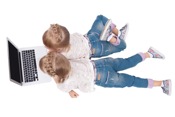 ノート パソコンと女の子の双子 — ストック写真