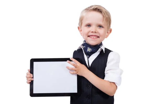 Школьник в костюме с планшетом — стоковое фото
