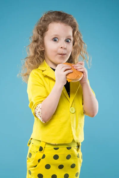 Linda chica con hamburguesa con queso —  Fotos de Stock