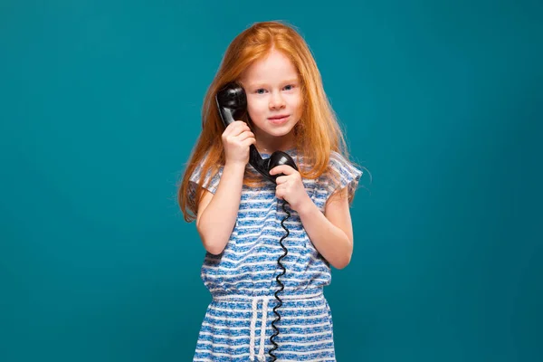 電話の受話器を持つかわいい赤毛の女の子 — ストック写真