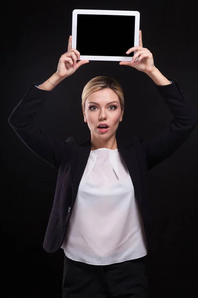 Joven empresaria sosteniendo tableta — Foto de Stock