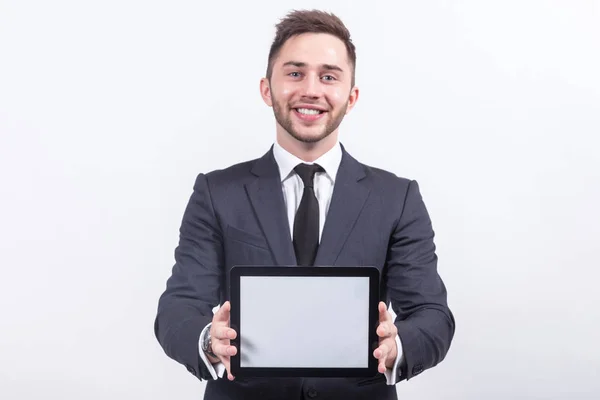 Jeune homme d'affaires avec tablette dans les mains — Photo