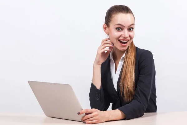 Businesswoman working on a laptop in office — Stock Photo, Image