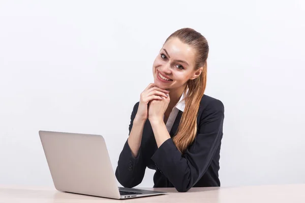 Businesswoman working on a laptop in office — Stock Photo, Image