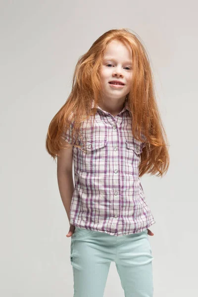 귀여운 빨강 머리 소녀 — 스톡 사진