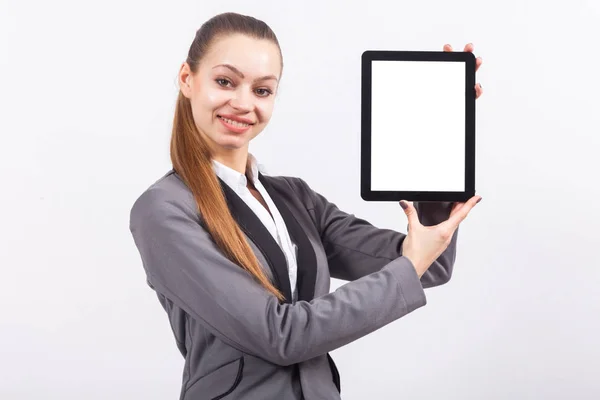 Joven empresaria con tableta de pantalla vacía — Foto de Stock