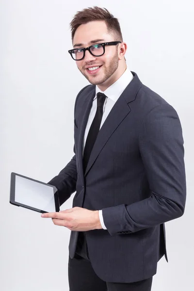 Jeune homme d'affaires avec tablette dans les mains — Photo