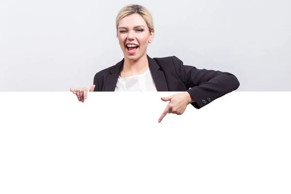 Jonge zakenvrouw over whiteboard — Stockfoto
