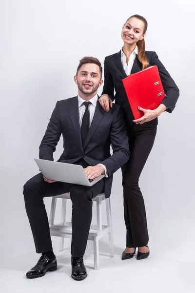 Jovens empresários com um laptop e pastas de escritório — Fotografia de Stock