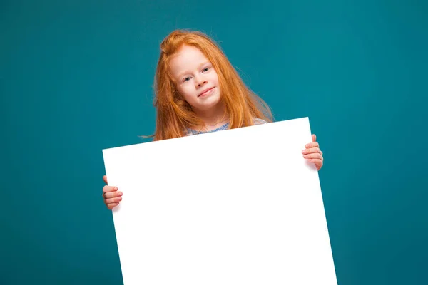 Menina ruiva bonito com cartaz vazio — Fotografia de Stock