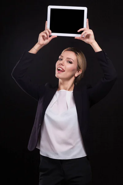 Joven empresaria sosteniendo tableta — Foto de Stock