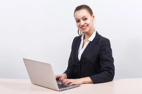 Businesswoman working on a laptop in office — Stock Photo, Image