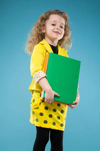 Linda chica con carpeta de papel — Foto de Stock