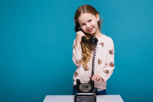 Roztomilá brunetka s telefonem — Stock fotografie