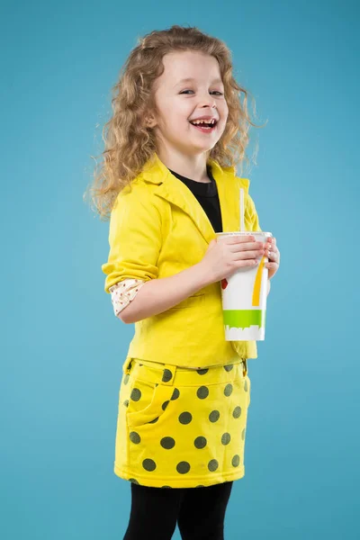 Linda chica con taza de papel —  Fotos de Stock