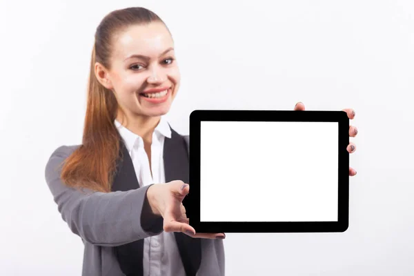 Joven empresaria con tableta de pantalla vacía — Foto de Stock