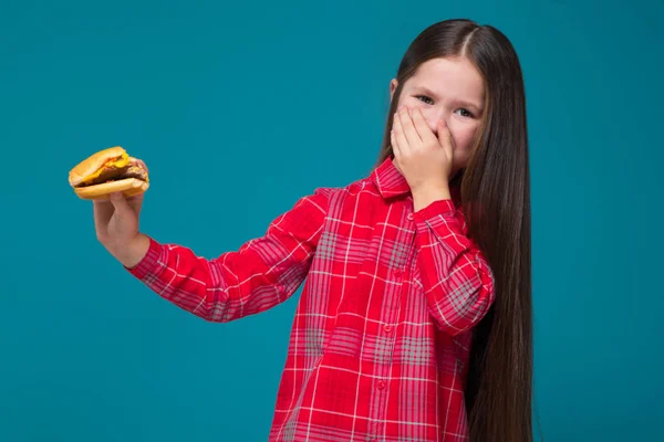 Hamburger ile şirin esmer kız — Stok fotoğraf