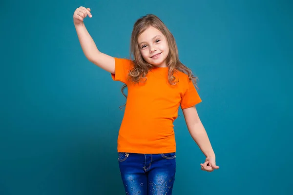 Niedliche brünette Mädchen mit langen Haaren — Stockfoto