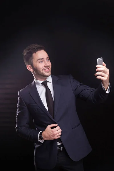 Młody biznesmen biorąc selfie — Zdjęcie stockowe