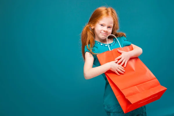 귀여운 빨강 머리 여자 쇼핑 가방 — 스톡 사진