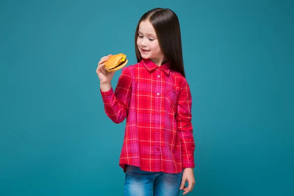 Linda chica morena con hamburguesa — Foto de Stock