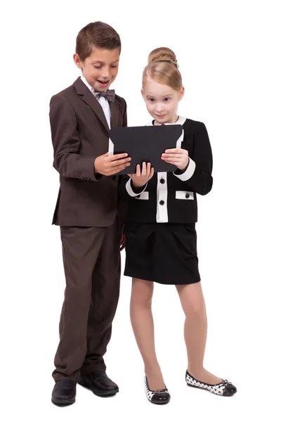 Copii școlari în costume cu tabletă — Fotografie, imagine de stoc
