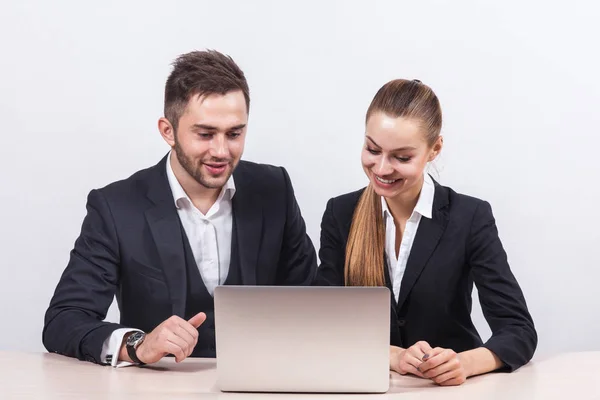 Empresarios trabajando en laptop — Foto de Stock