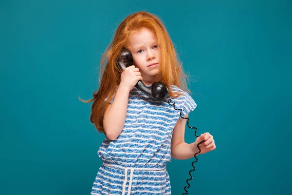 電話の受話器を持つかわいい赤毛の女の子 — ストック写真