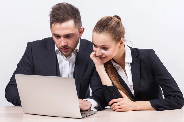 Zakenmensen die op laptop werkt — Stockfoto