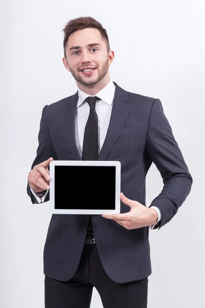 Jeune homme d'affaires avec tablette dans les mains — Photo