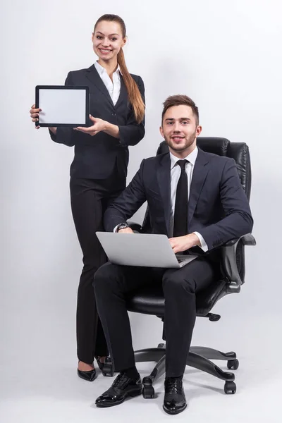 Fiatal üzletemberek laptop és tabletta — Stock Fotó