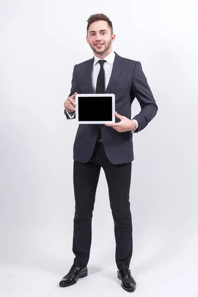 Jovem Empresário com tablet nas mãos — Fotografia de Stock